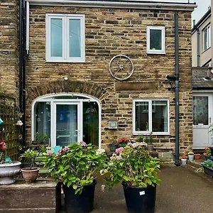 https://newly-refurbed-hidden-gem-of-sheffield.yorkshirehotels.net